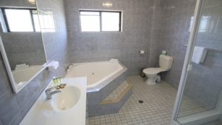 Family Bathroom with Spa