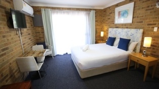 Queen room
